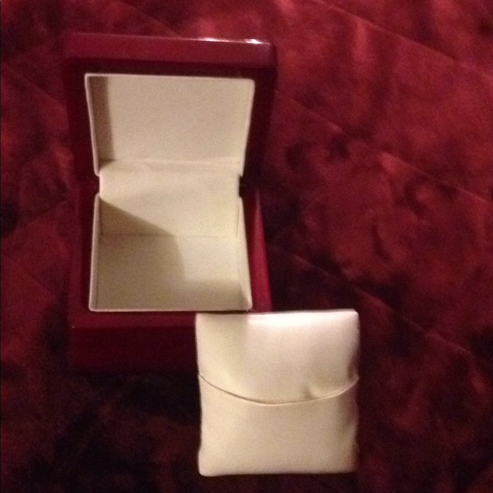 Cherry wood hinged watch box with leather pillow. - Picture 4 of 4